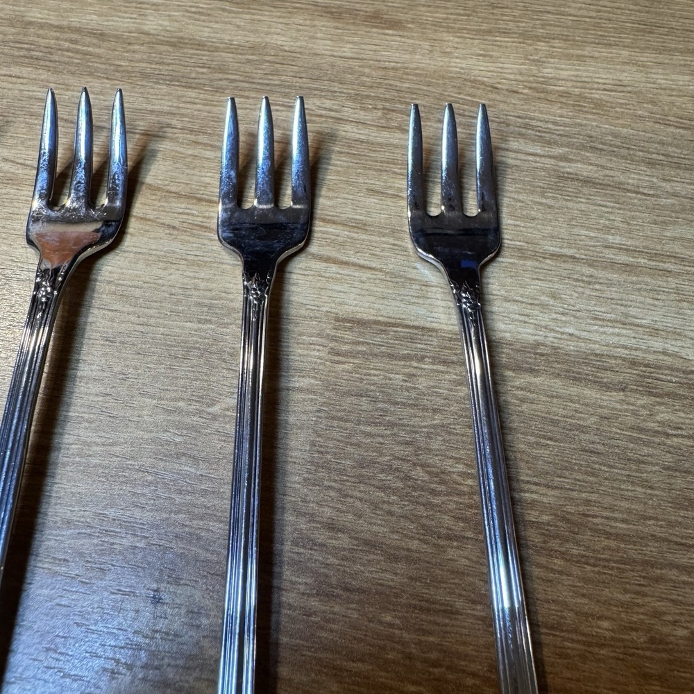 Set of 4 Oneida Distinction Deluxe KENNETT SQUARE stainless cocktail forks - Picture 3 of 13